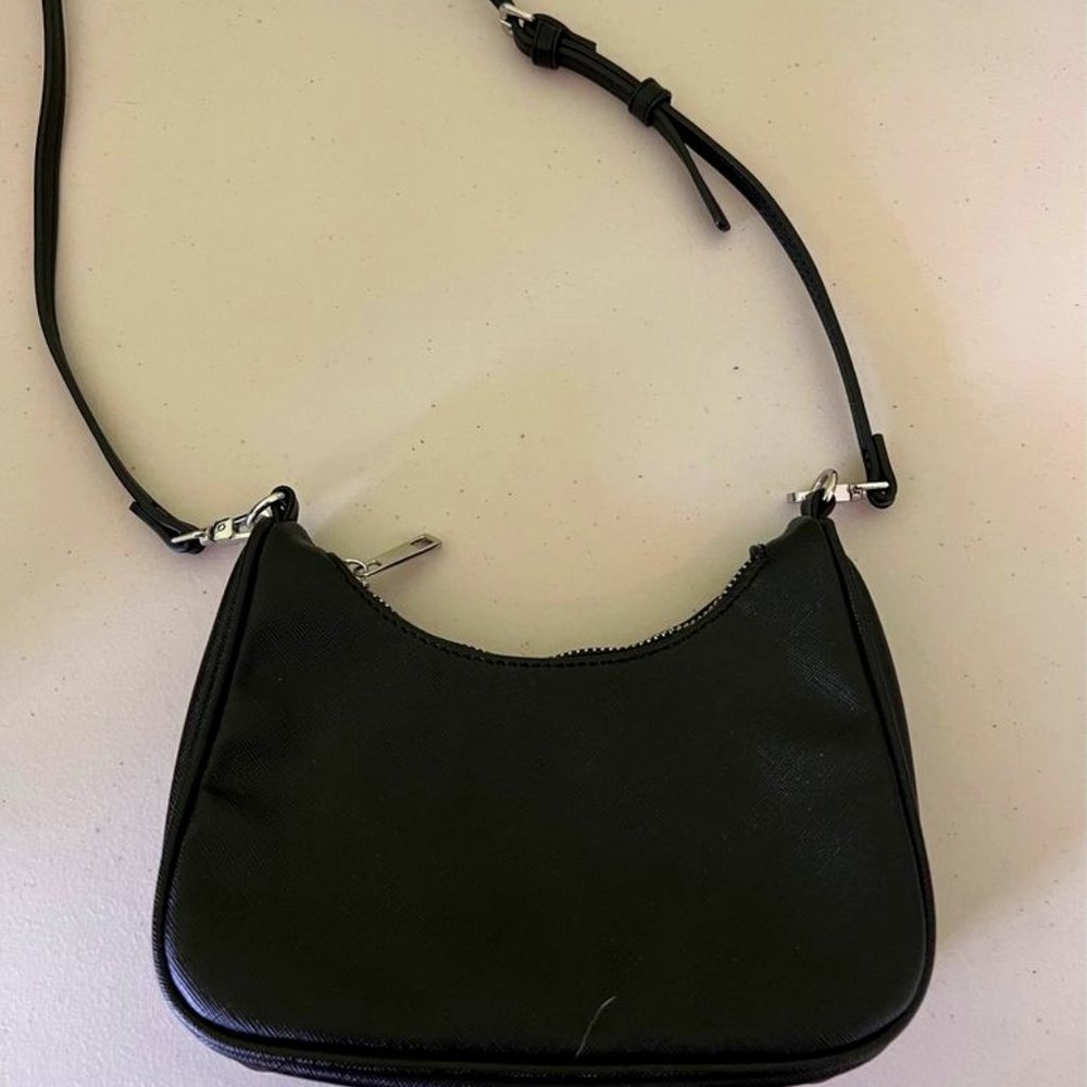 EUC GENTLY USED CUTE SMALL FOREVER 21 BLACK PURSE. LIKE NEW !!